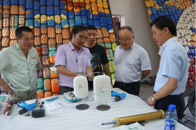 f.9, Jiang Xingguo briefs real estate owners about the technology connecting wall hung ceramic artwork to the wall